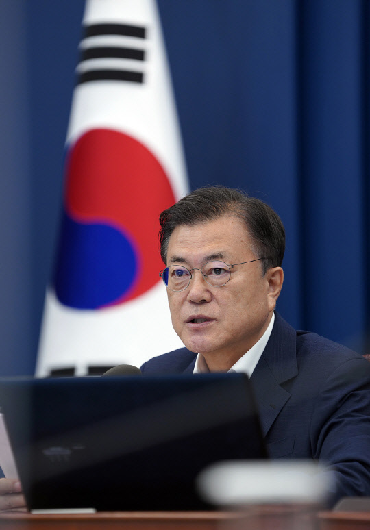 12일 문재인 대통령이 수도권 특별방역대책회의를 주재하고 있다. 청와대 제공.